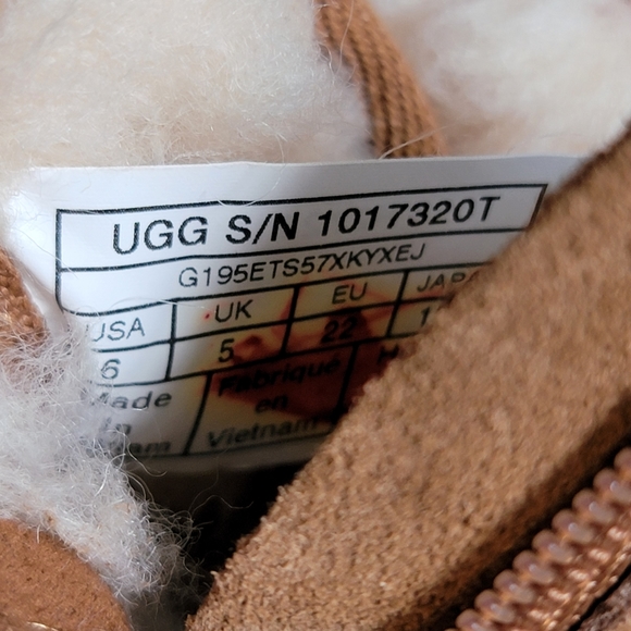 UGG Toddler Neumel Suede Boot - Picture 7 of 10